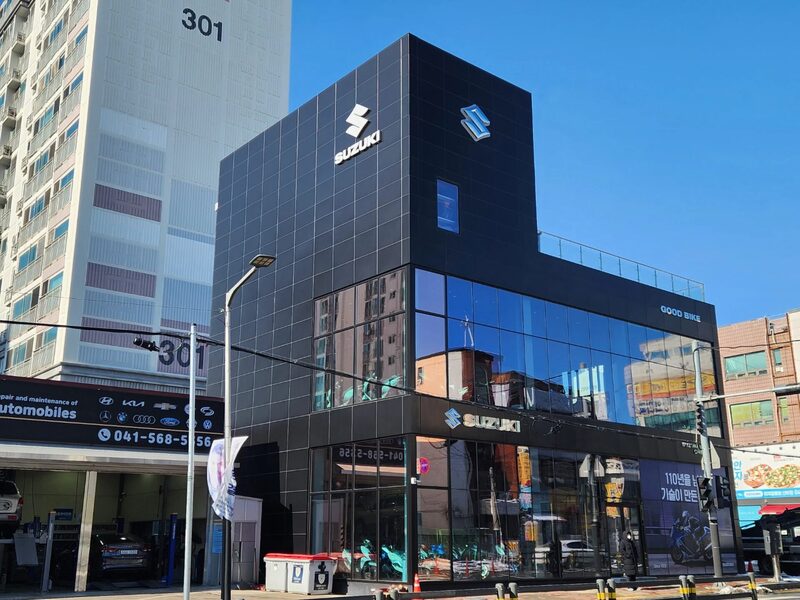 스즈키월드 천안 실내 백라이트 SUZUKI 사인 설치 현장